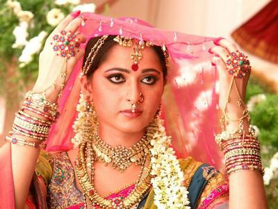 star actress anushka,tollywood actress anushka shetty,bahubabali2 devasena  అనుష్కకు త్వరలోనే పెళ్ళంట..?